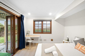 Detached Queen Room - Nearby Transport & Stores - Shared Bathroom